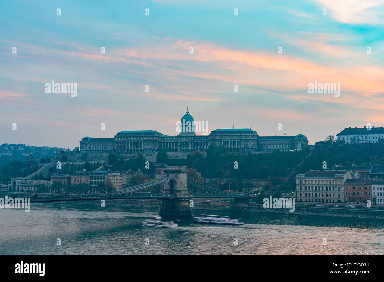Sunset view of the famous Széchenyi Chain Bridge with Buda Castle at ...
