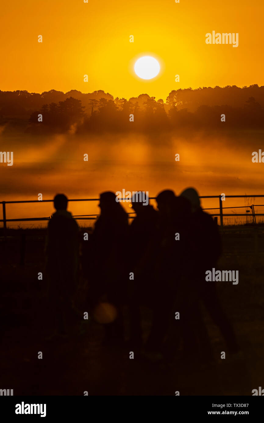 The 2019 Summer Solstice at Stonehenge, Wiltshire, UK, sees a crowd in its thousands wait for and watch the sun rise on the longest day. Stock Photo