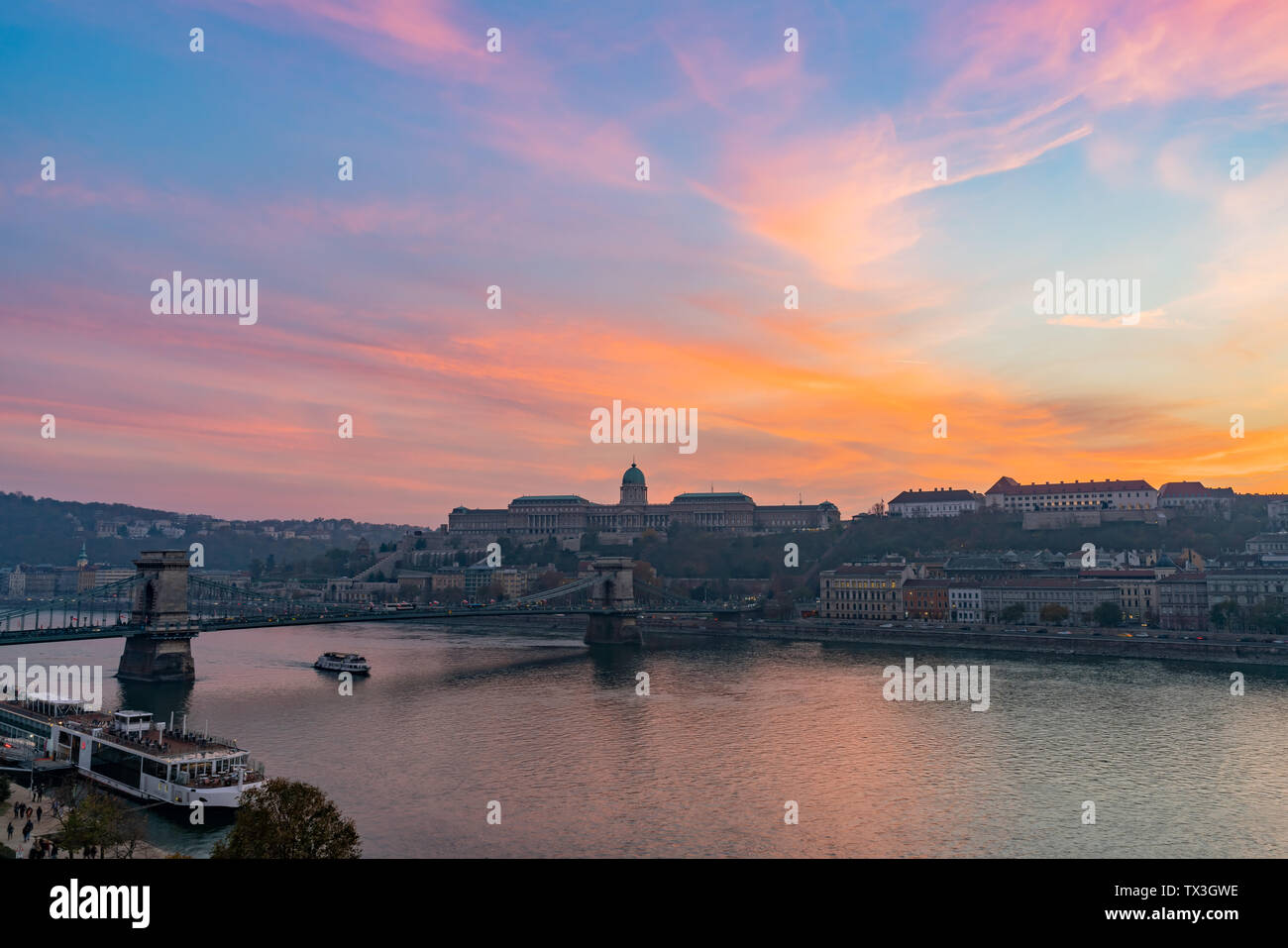 Sunset view of the famous Széchenyi Chain Bridge with Buda Castle at ...