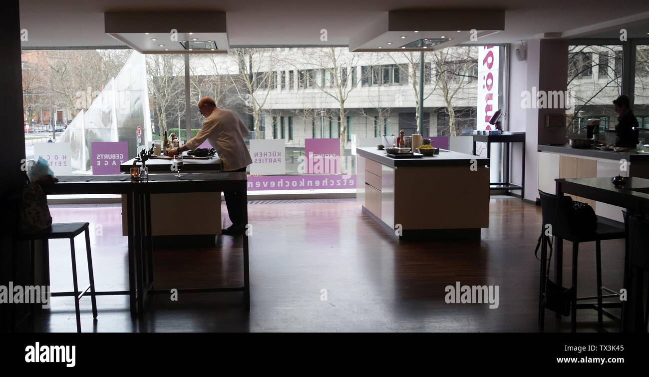 Frank Petzchen, Kochkurse, Düsseldorf, Steinstraße 32, Januar 2019. Blick auf den Dreisegelbrunnen. Koch: Hartmut Kolmer, 5-gängiges Menue „Schnitzeljagd“.; Taken on 6 January 2019; Own work; Kürschner (talk) 17:25, 6 January 2019 (UTC); Stock Photo