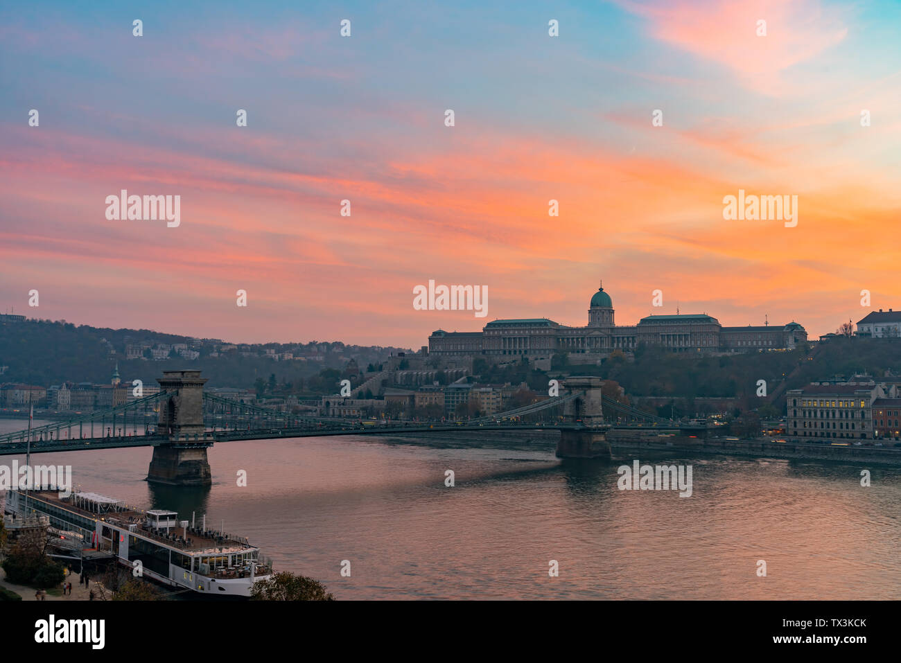 Sunset view of the famous Széchenyi Chain Bridge with Buda Castle at ...