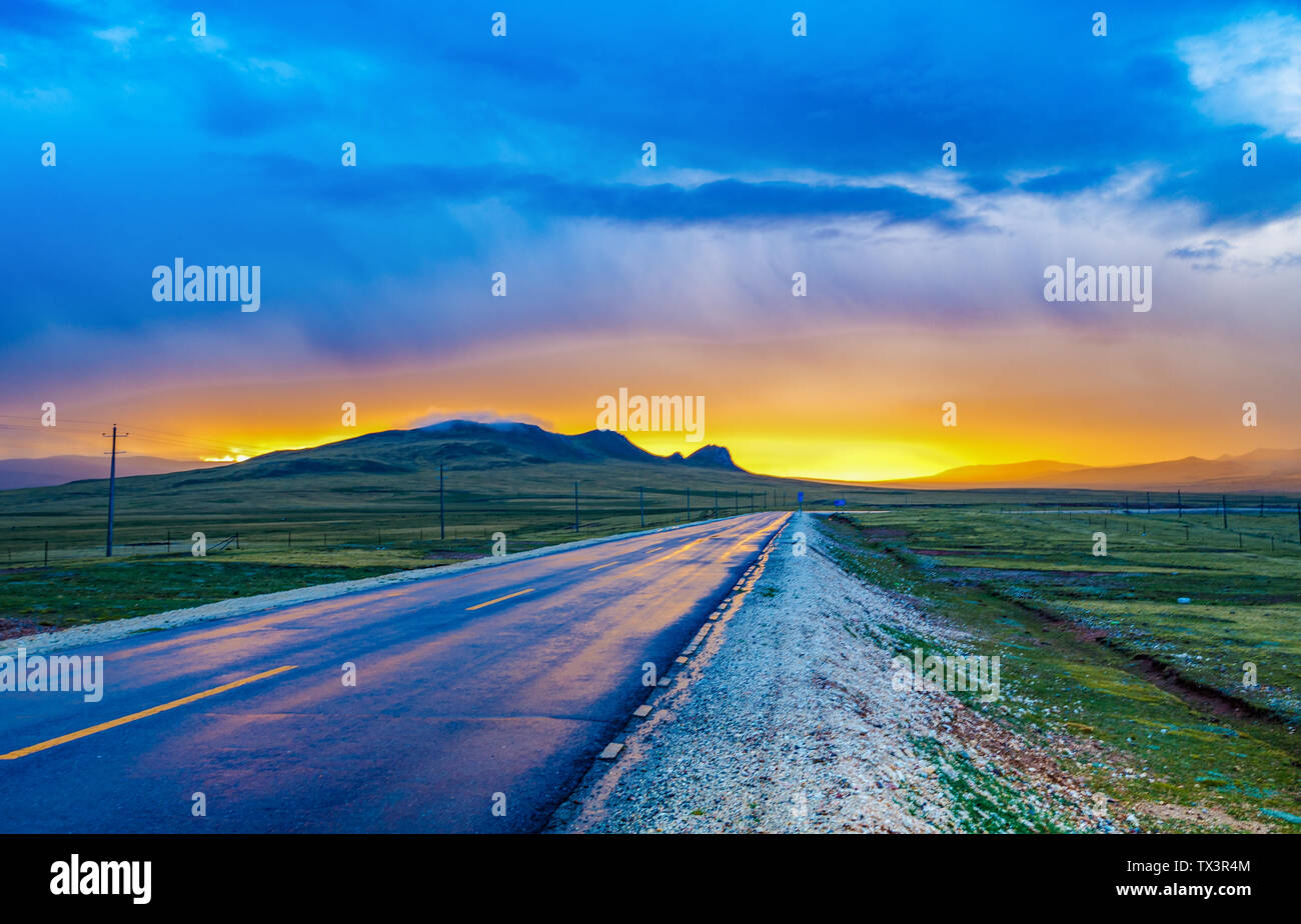Sunrise of Naqu Qiangtang prairie on Qinghai-Tibet Highway Stock Photo