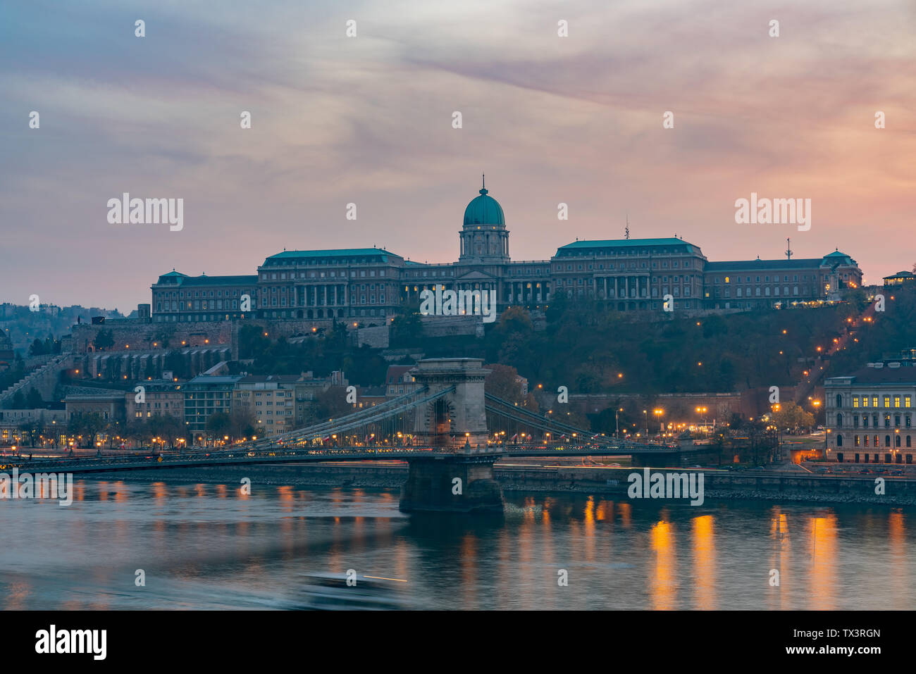 Sunset view of the famous Széchenyi Chain Bridge with Buda Castle at ...