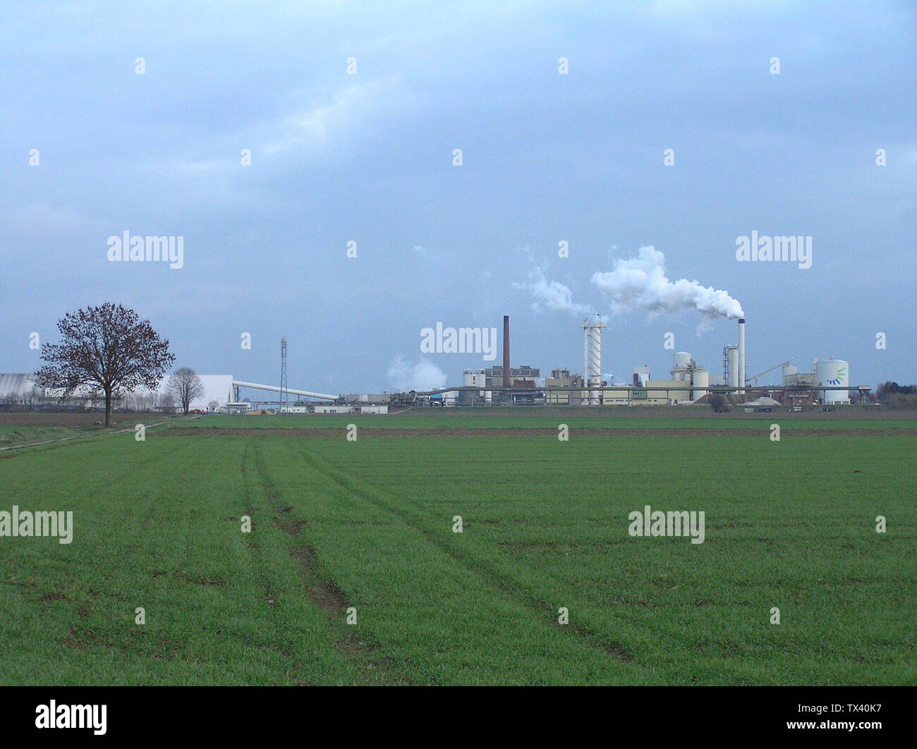 Zuckerfabrik GroÃŸ Munzel wÃ¤hrend der Kampagne im Dezember 2006; 6 December 2006; Own work; hellsau; Stock Photo