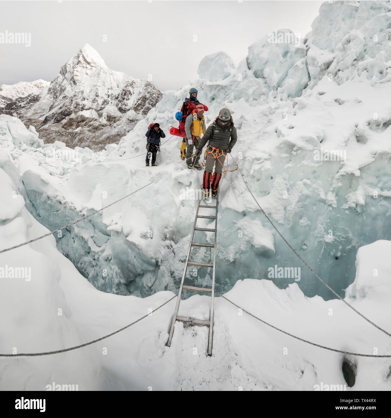 Nepal, Solo Khumbu, Mountaineers at Everest Icefall Stock Photo