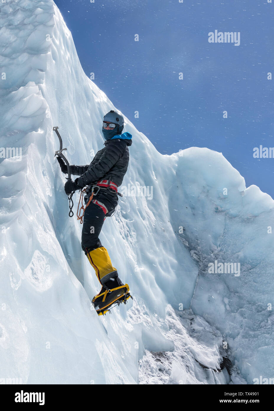 Nepal, Solo Khumbu, Everest, Mountaineers climbing on icefall Stock Photo