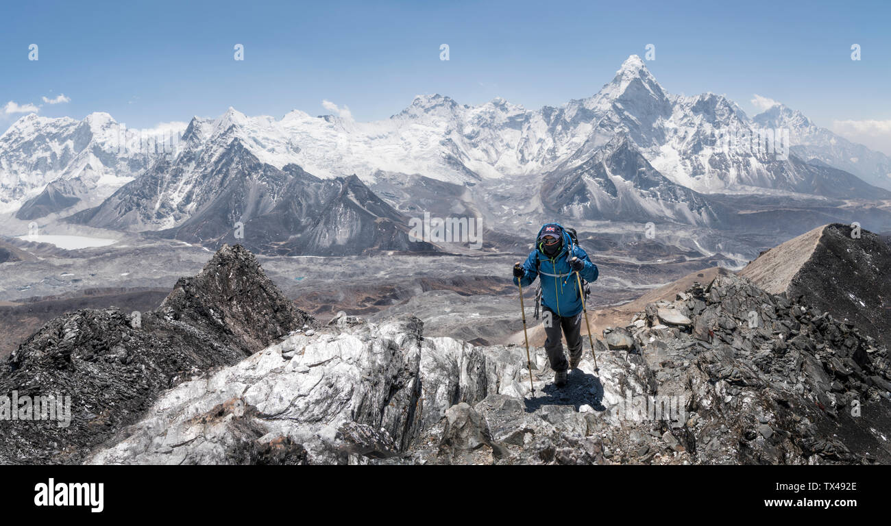 Nepal, Solo Khumbu, Everest, Mountaineer at Chukkung Ri Stock Photo