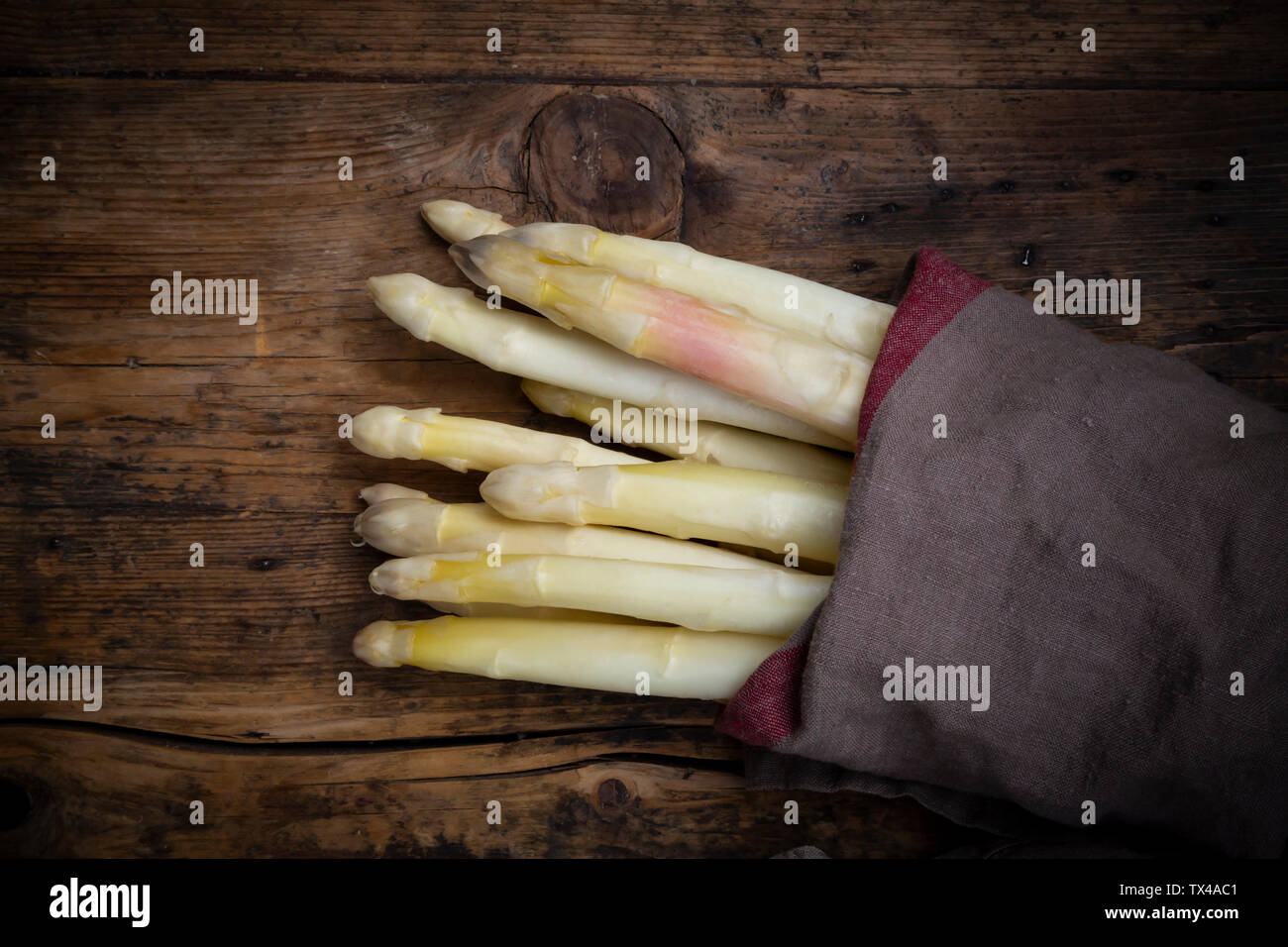 Bunch of white asparagus, kitchen towel, from above Stock Photo