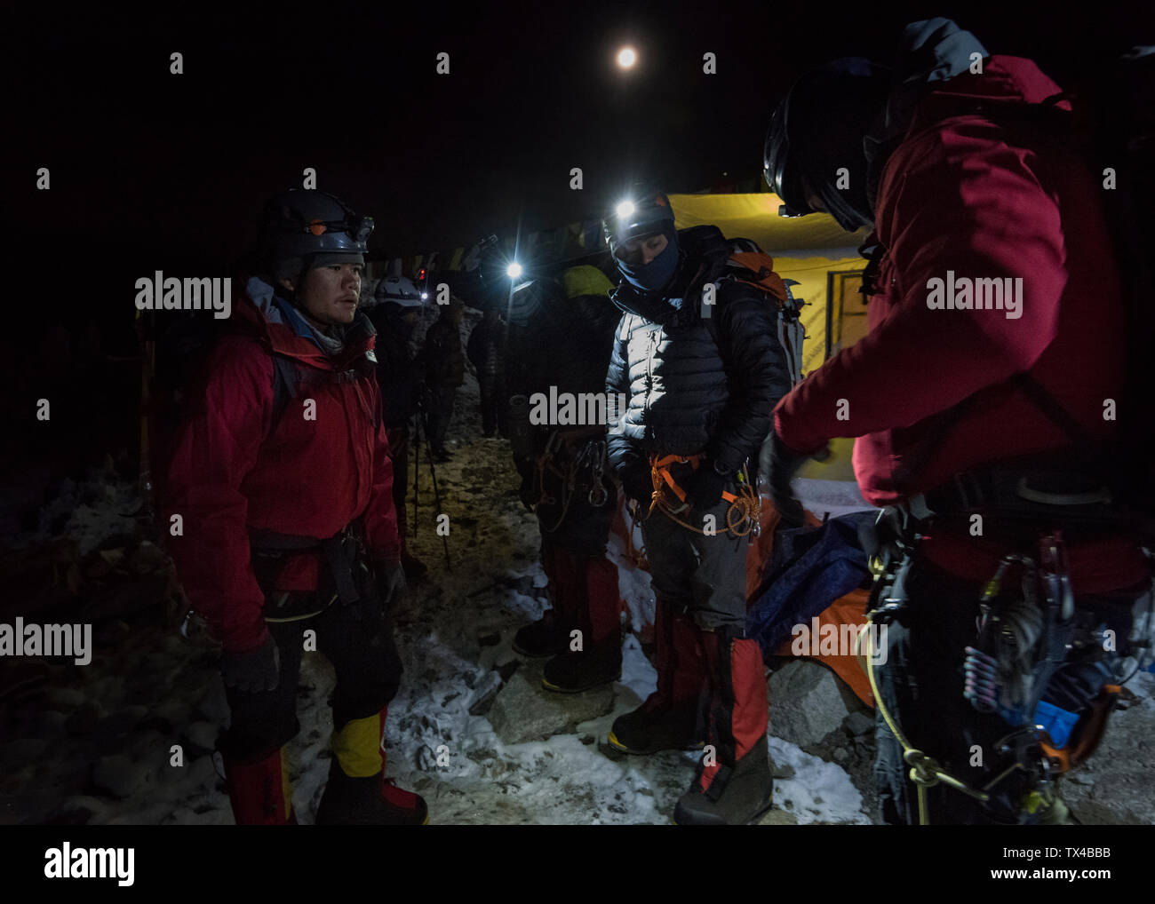 Nepal, Solo Khumbu, Mountaineers returning tp Everest Base Camp at night Stock Photo