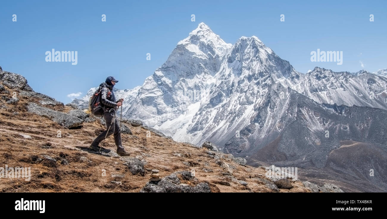 Nepal, Solo Khumbu, Everest, Mountaineer walking near Dingboche Stock Photo