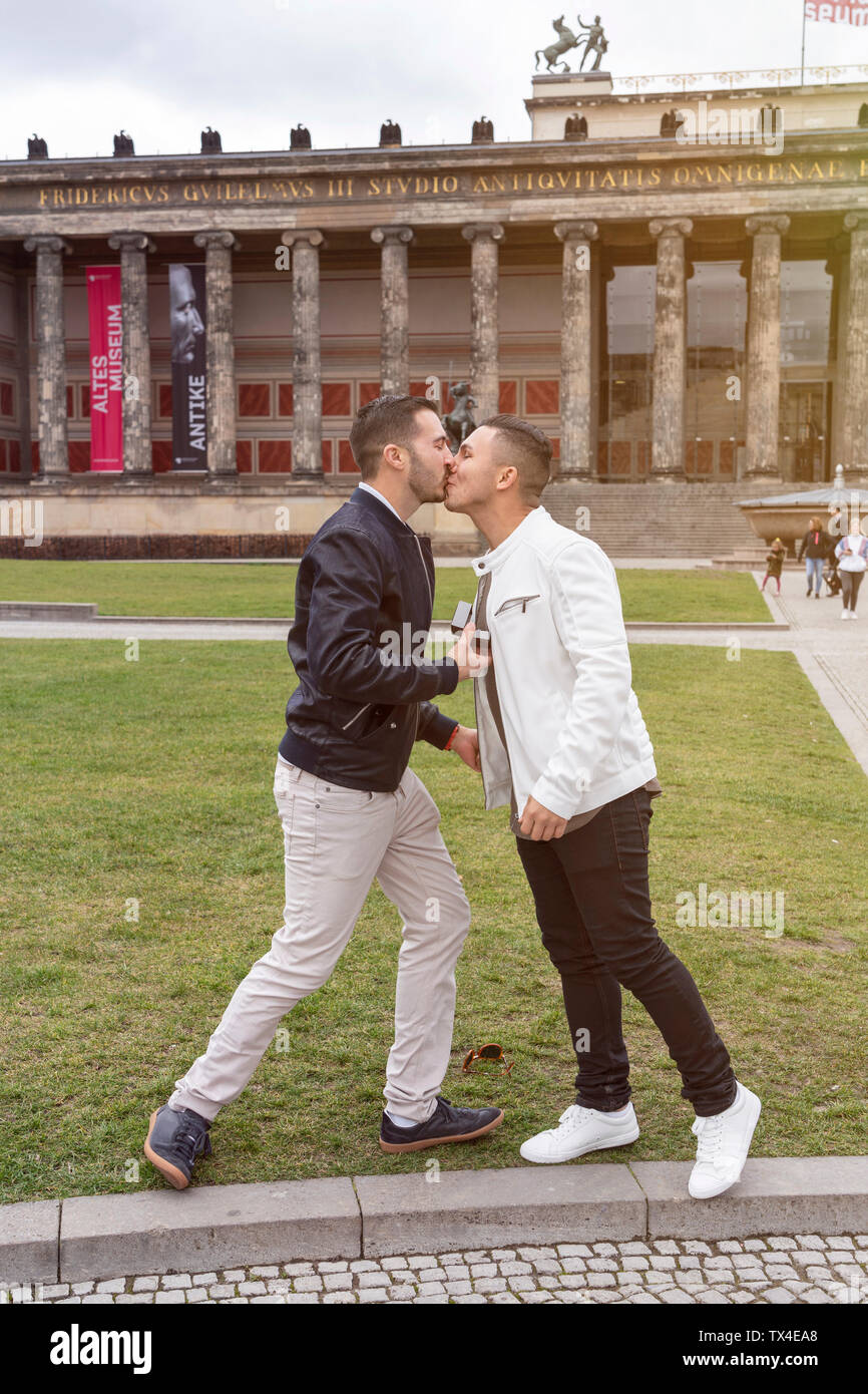 Young man proposing to his  boyfriend at Lustgarten, Berlin, Germany Stock Photo