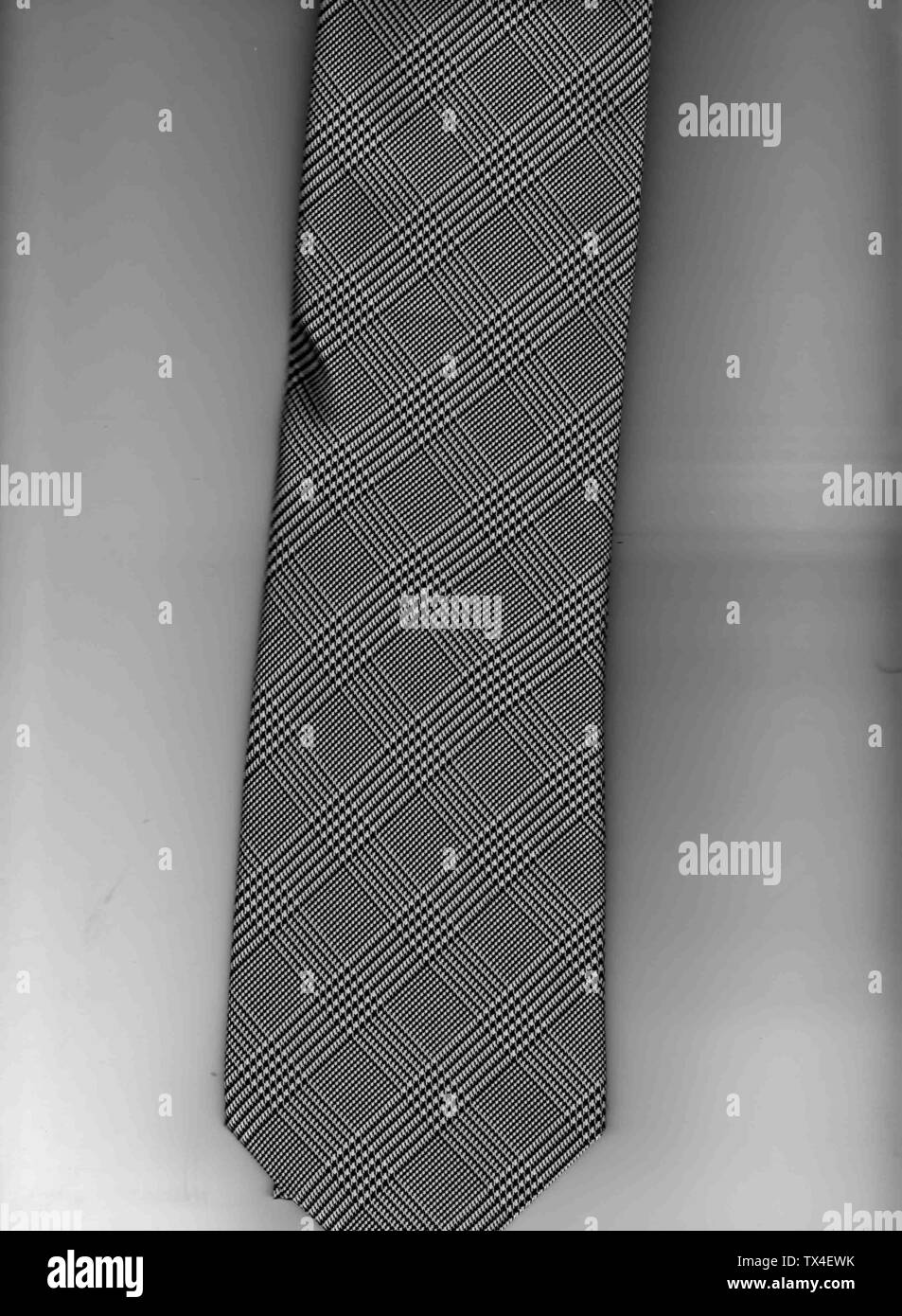 Krawatte mit Glencheckmuster ÄŒeÅ¡tina: Vazanka s glencekovym vzorem; 28 February 2008 (original upload date); transfered from de:Datei:Glencheck001.jpg; Propolis; Stock Photo