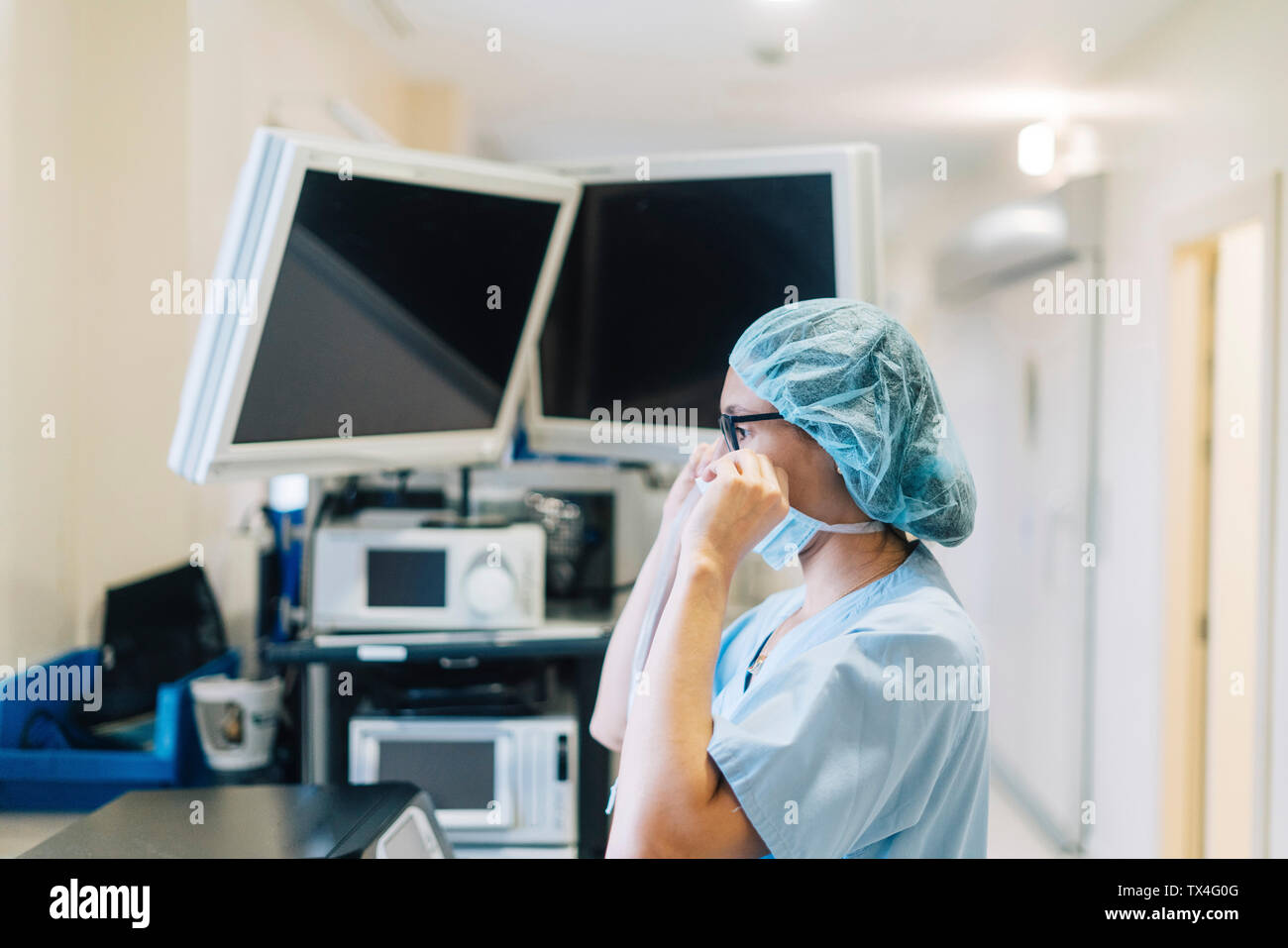 Doctor surgical mask woman hi-res stock photography and images - Alamy