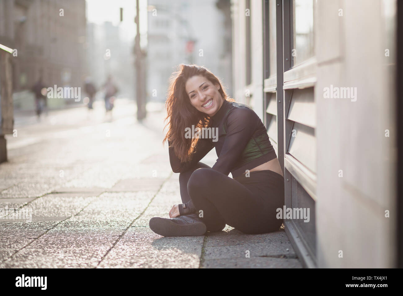 Woman sitting on the ground hi-res stock photography and images - Alamy