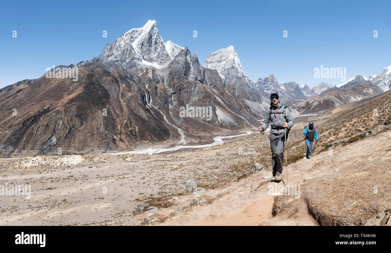 Nepal, Solo Khumbu, Everest, Mountaineers walking to Dingboche Stock Photo