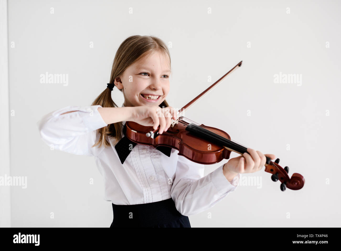 Happy girl playing violin Stock Photo - Alamy