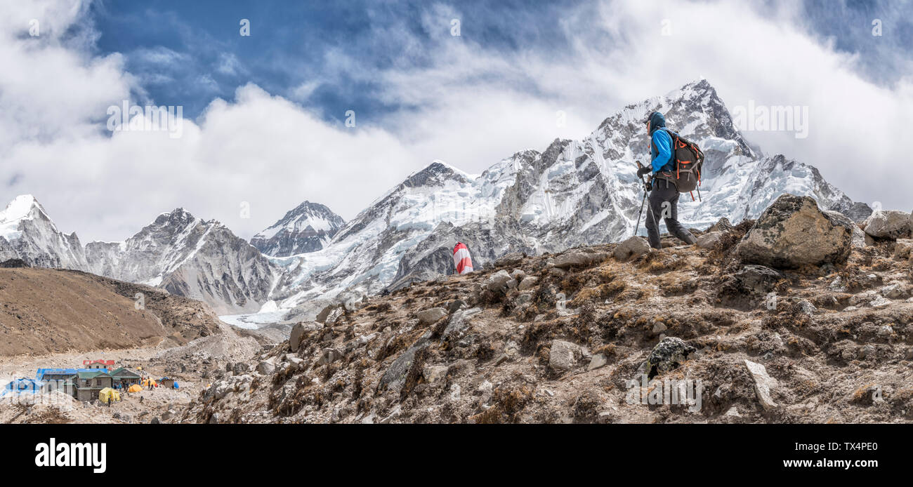 Nepal, Solo Khumbu, Everest, Mountaineer walking at Gorak Shep Stock Photo