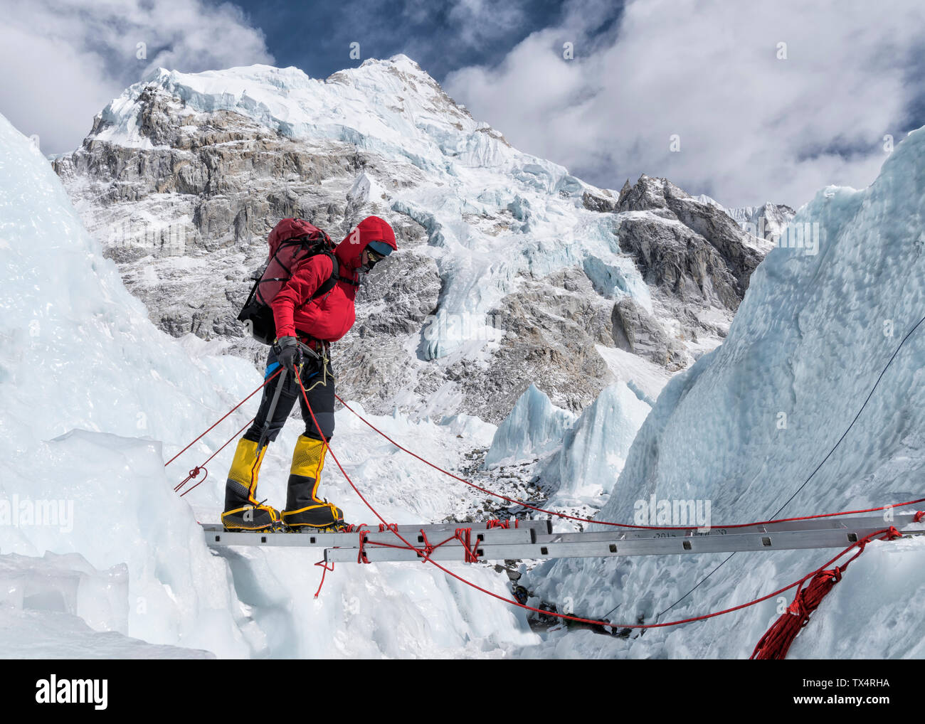 Nepal, Solo Khumbu, Everest, Mountaineers climbing on icefall Stock Photo