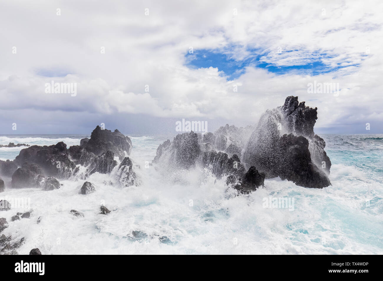 USA, Hawaii, Big Island, Laupahoehoe Beach Park, Surf breaking at the rocky coast Stock Photo