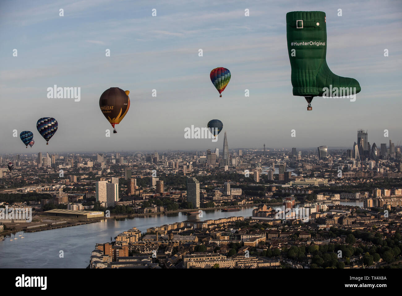 Lord Mayor's Hot Air Balloon Regatta 2019 across the London skyline ...