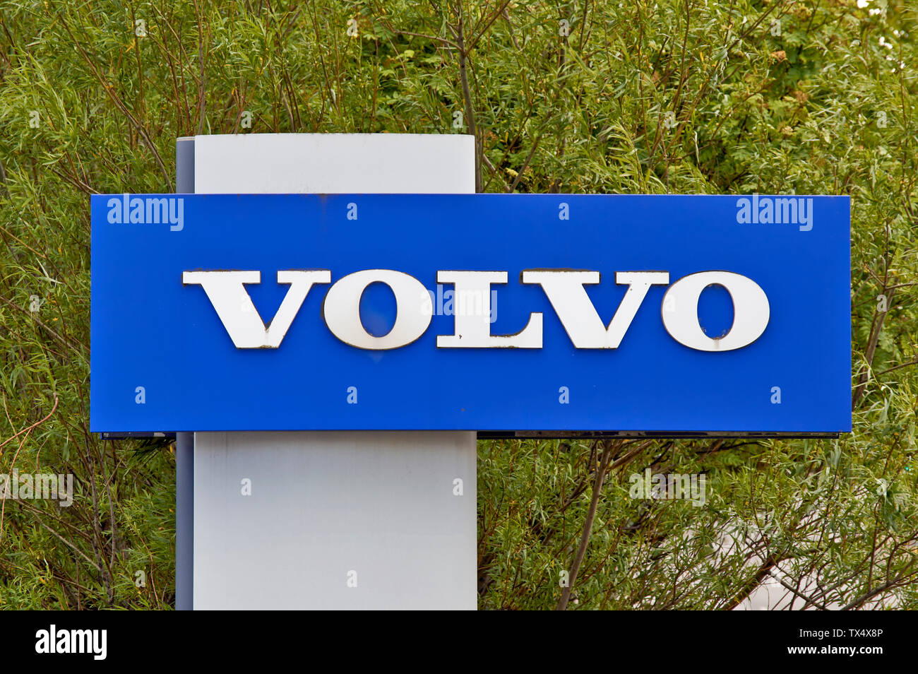 VOLVO GARAGE SIGN AND TREES IN SUMMER Stock Photo
