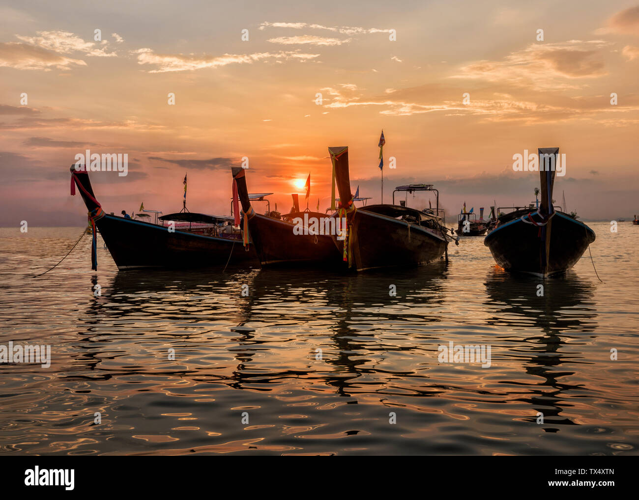 Boats on beach at sunset hi-res stock photography and images - Alamy