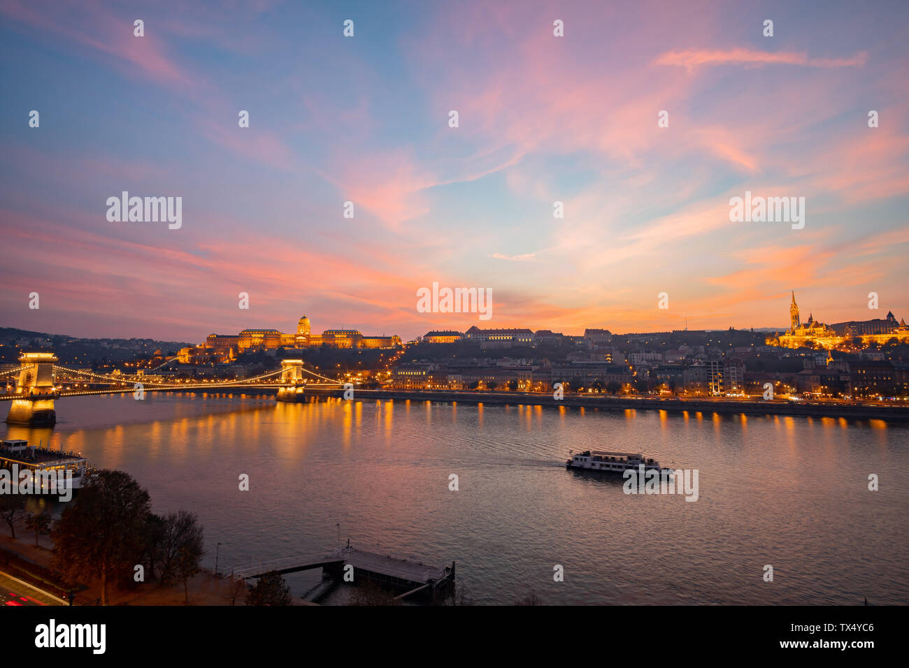 Sunset view of the famous Széchenyi Chain Bridge with Buda Castle at ...