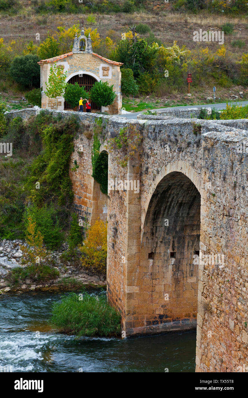 Puente sobre el río Ebro y ermita. Pesquera de Ebro. Cañón del Ebro. BURGOS. CASTILLA Y LEÓN. ESPAÑA Stock Photo