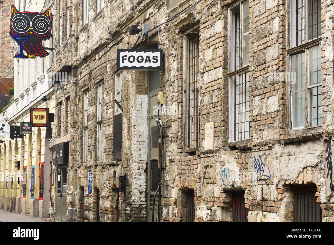 Exterior of the Fogas ruin bar on Akácfa street in the Jewish quarter in  Budapest, Hungary Stock Photo - Alamy