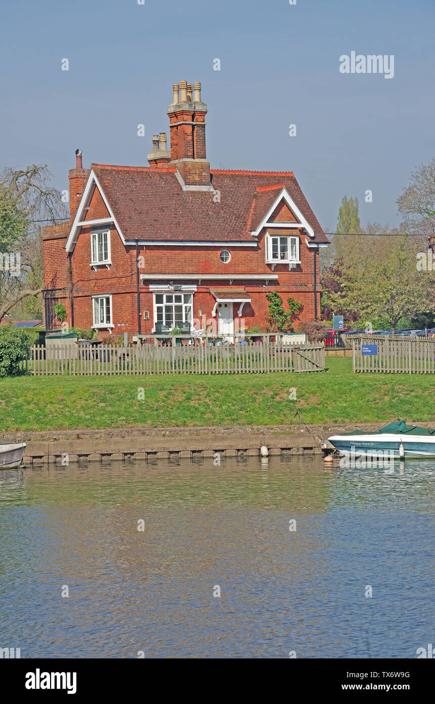 Weybridge House River Thames Surrey Stock Photo Alamy