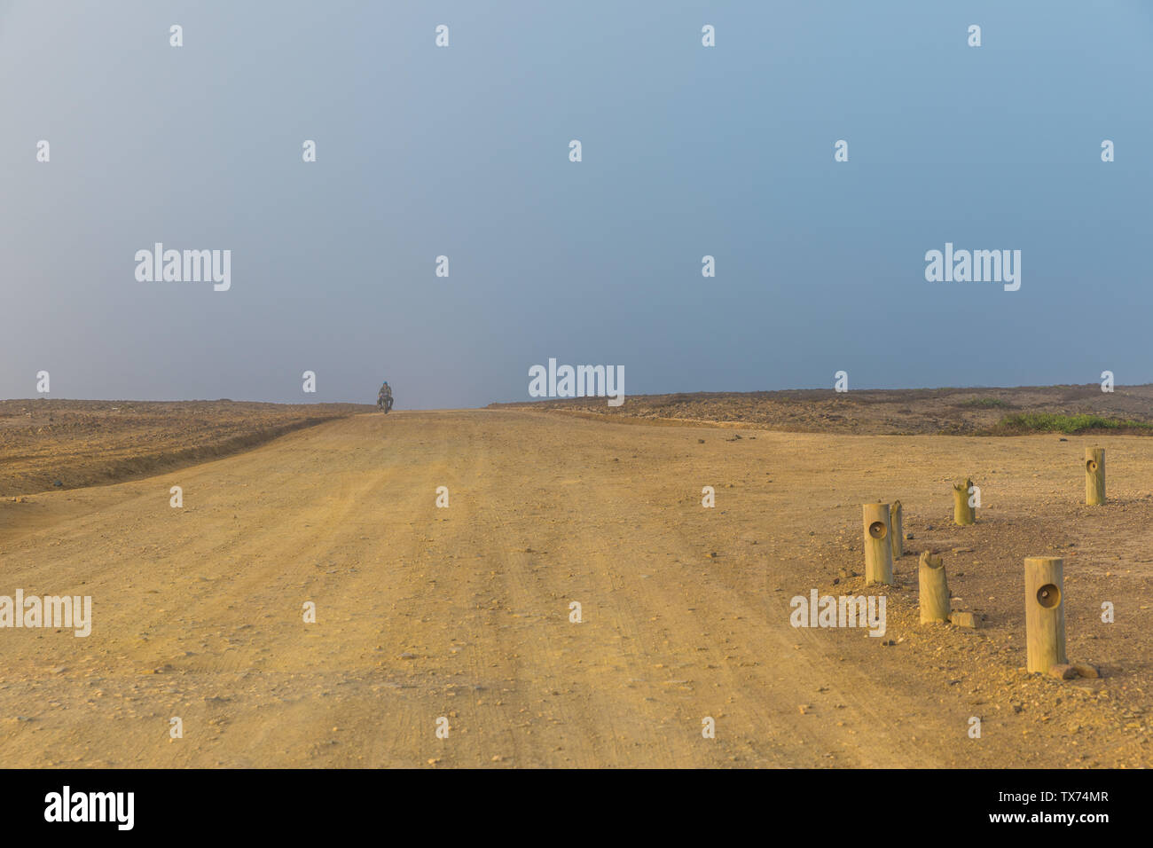 Vintage dirt road blue sky hi-res stock photography and images - Alamy