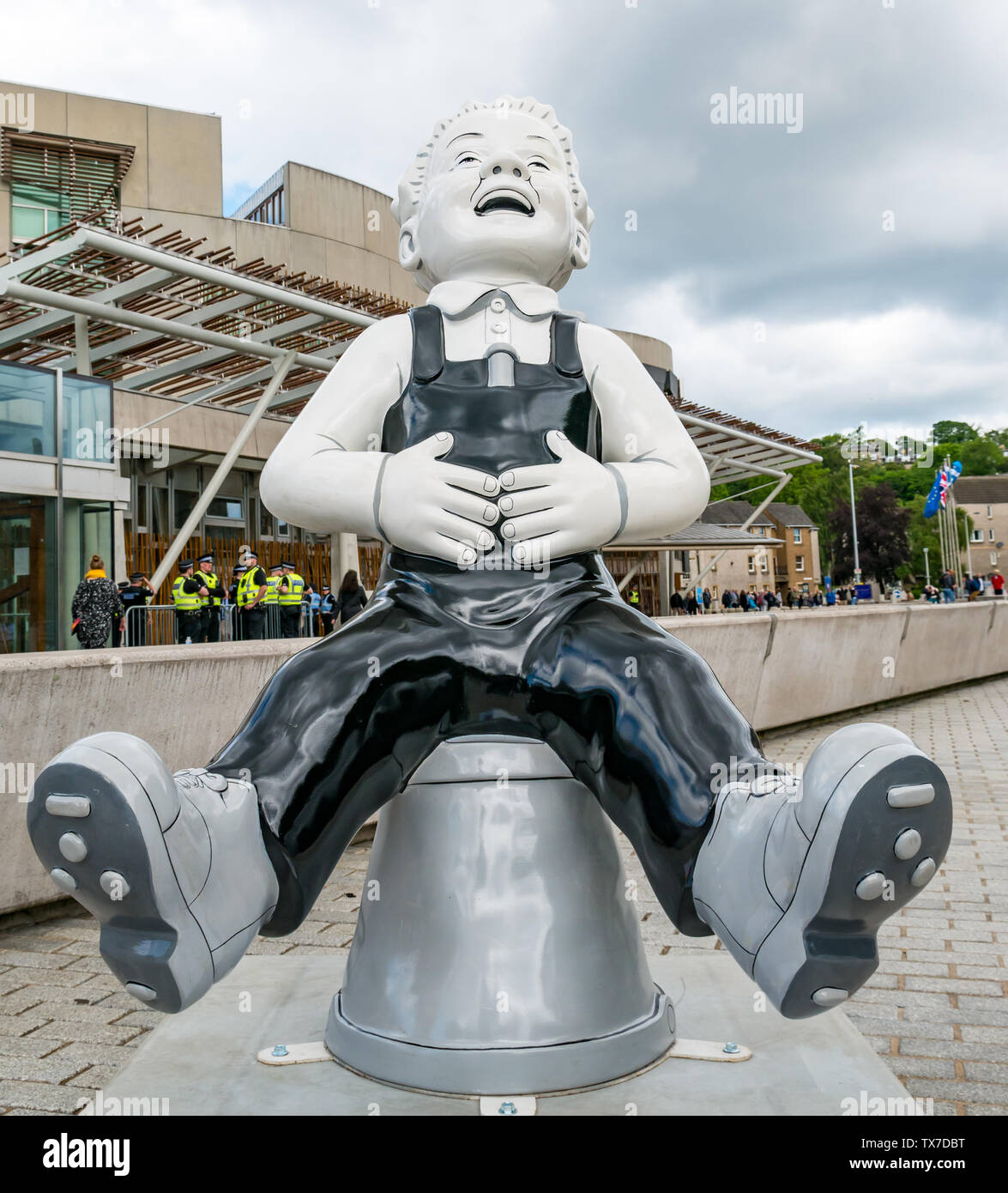 Oor Wullie Big Bucket Art Trail by Peter Davidson, Scottish Pariament during protest with police, Holyrood, Edinburgh, Scotland, UK Stock Photo