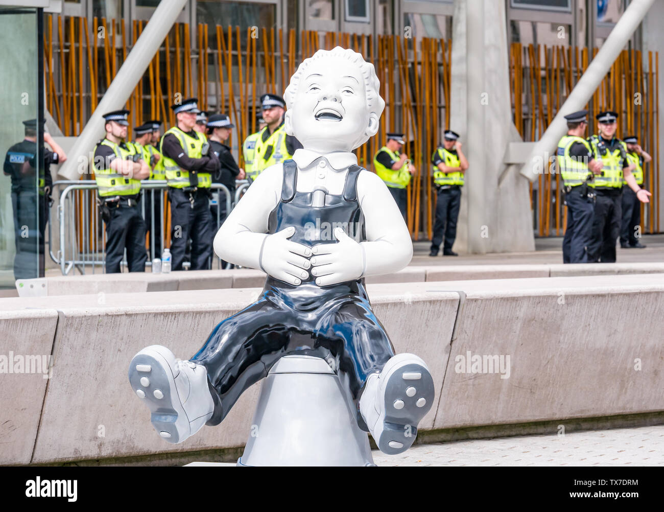 Oor Wullie Big Bucket Art Trail by Peter Davidson, Scottish Pariament during protest with police, Holyrood, Edinburgh, Scotland, UK Stock Photo