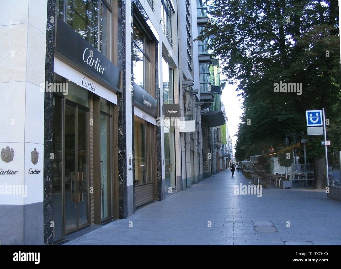 Düsseldorf, Königsallee Ecke Steinstraße Blickrichtung Süden Königsallee in Düsseldorf, Germany; 7 August 2010; Own work; --Stöhrfall (talk) 09:17, 7 August 2010 (UTC); Stock Photo
