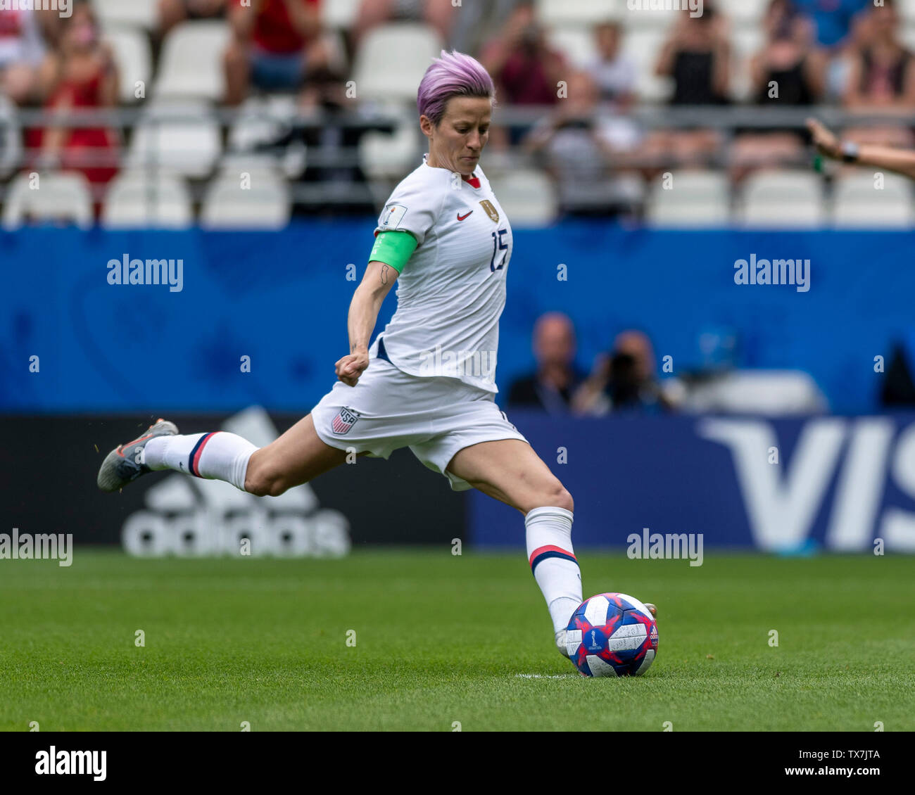 REIMS, MA - 24.06.2019: USA X SPAIN - Megan Rapinoe of the United States score goal (1-0) during a match between the United States and Spain. The Match for the octaves of the 2019 Women&#3World Cup.Cup. FIFA. Held at the Auguste Delaune Stadium in Reims, France. (Photo: Richard Callis/Fotoarena) Stock Photo