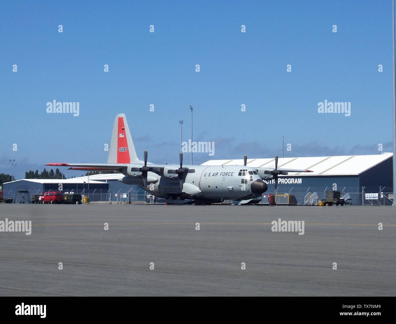 LC-130 aircraft operated by the en:109th Airlift Wing from the en:New York Air National Guard at the en:Christchurch International Airport, en:New Zealand.; 17 December 2007 (original upload date); Transferred from en.pedia to Commons by Smoth 007.; The original uploader was Ndunruh at English pedia.; Stock Photo