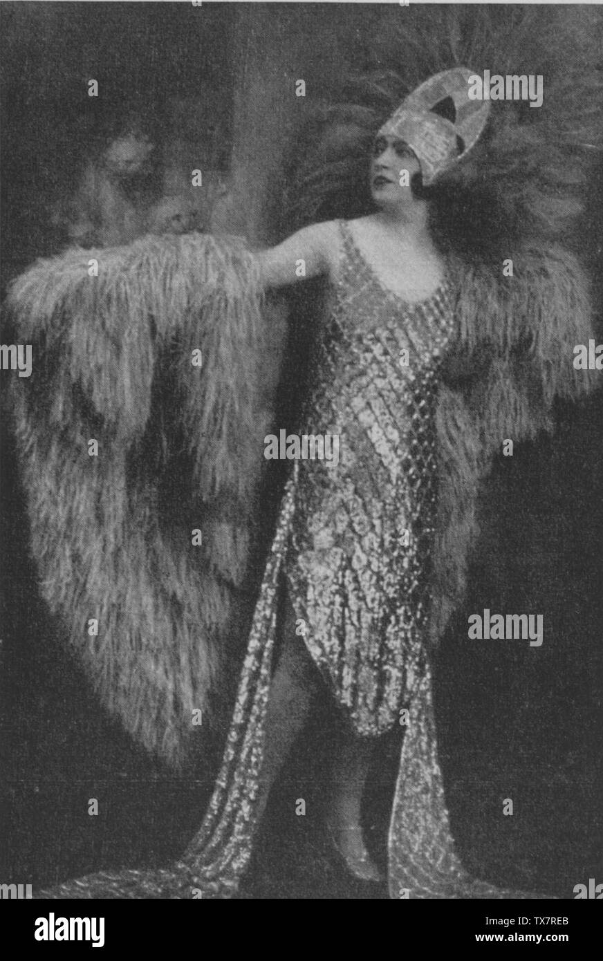 La cantante di Operetta e Soubrette Ines Lidelba in costume nell'operetta Zarewich di Franz Lehar, maggio 1927; May 1927; http://www.tuttarte.com/anno2010/paginealtre/salvaraniSEGUE.html; Unknown; Stock Photo