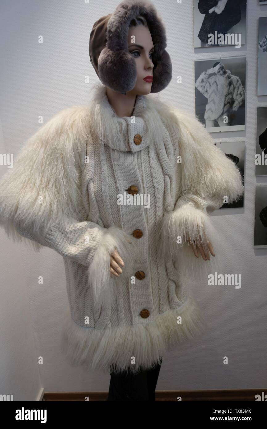 Strickjacke mit Tibetlamm; Pelz-OhrenschÃ¼tzer. Gesehen im Atelier Romy K.  in Leipzig, BrÃ¼hl 52.; Taken onÂ 18 May 2017; Own work; KÃ¼rschner (talk)  09:46, 23 May 2017 (UTC Stock Photo - Alamy