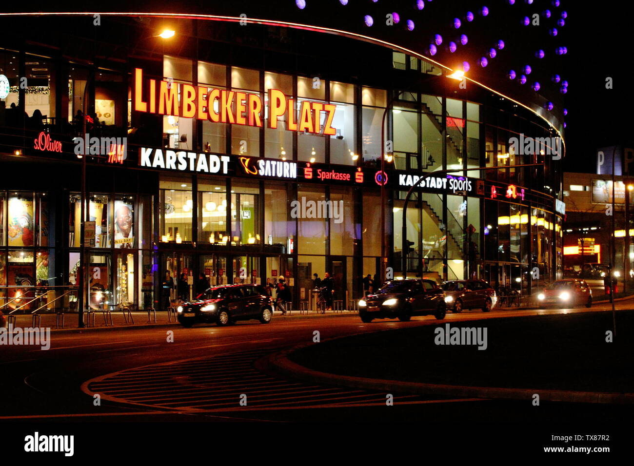 Eingang des Einkaufszentrums Limbecker Platz bei Nacht; December 2013; Self-photographed; Plumpaquatsch; Stock Photo
