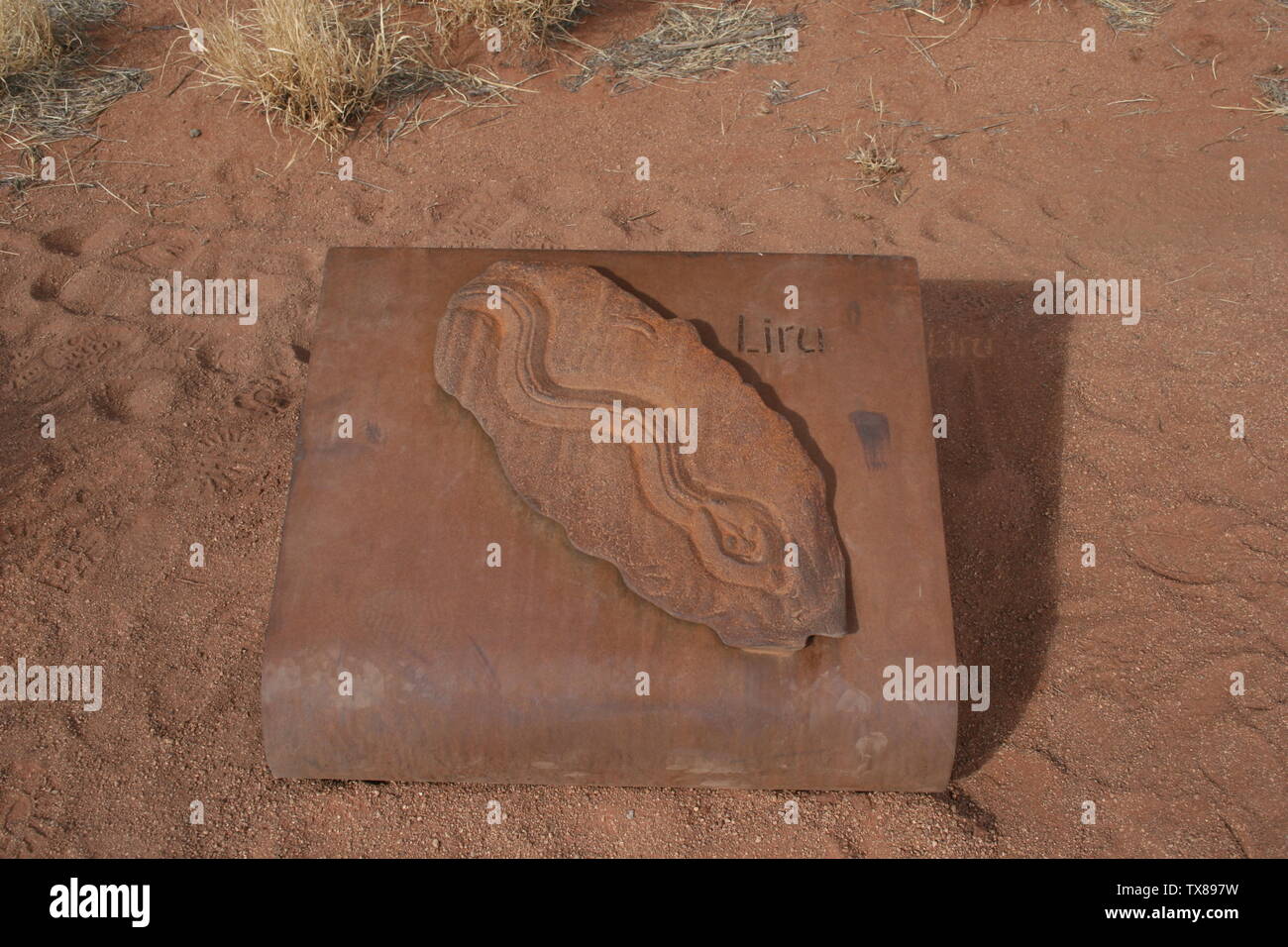 Metall-Hinweis am Uluru, ca. 40 x 40 cm; 19 July 2008; Self-photographed; Roll-Stone; Stock Photo