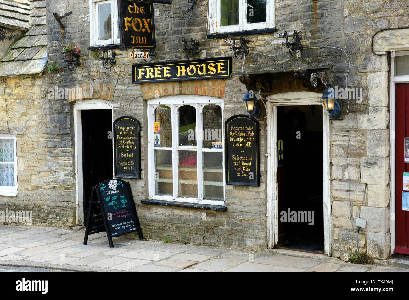 The Fox Inn, supposed to be the oldest pub in Corfe Castle, Dorset, UK - John Gollop Stock Photo