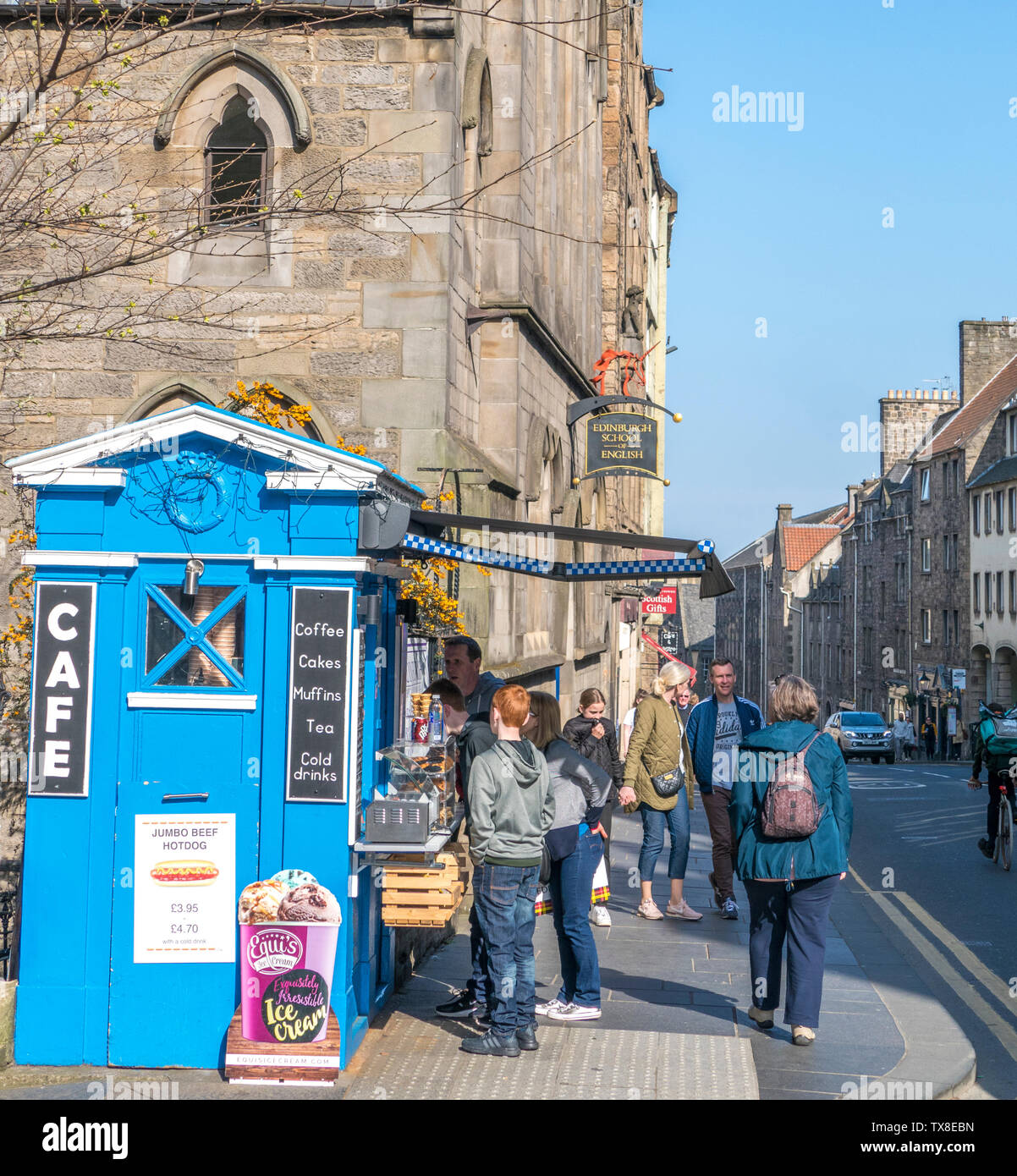 Canongate cafe – a small, converted old police box –  selling food and drink to people on the Royal Mile in Edinburgh, Scotland, UK. Stock Photo