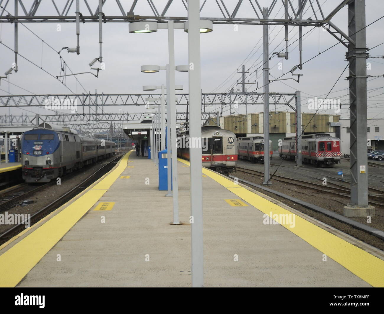 Shore Line East and Metro-North Railroad trains at Union Station in New  Haven, Connecticut; 23 October 2009; Own work; Milkyoreo at English pedia  Stock Photo - Alamy