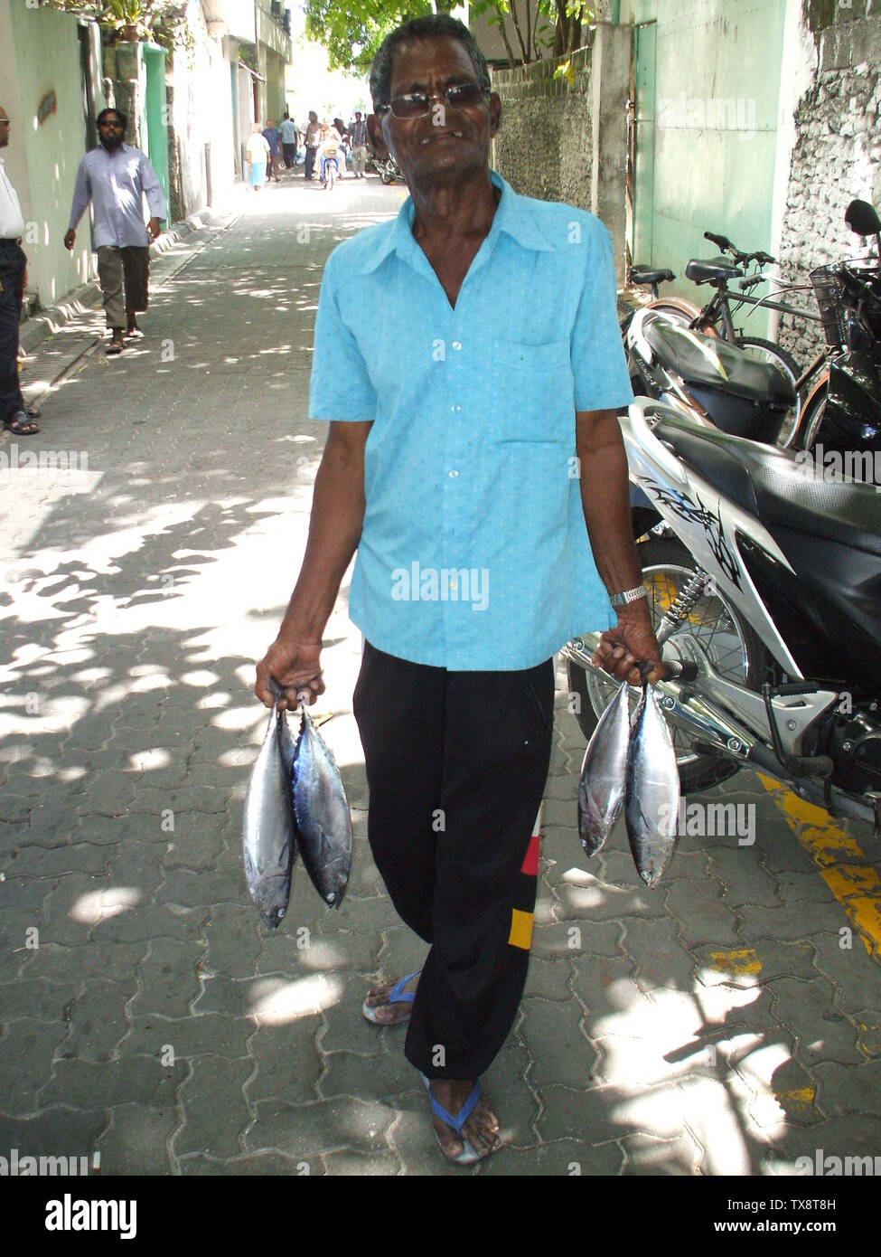 A man from Maldives with Tuna fishà´®à´²à´¯à´¾à´³à´‚: à´®à´¾à´²à´¦àµà´µàµ€à´ªà´¿à´²àµ† à´’à´°àµ à´¤àµ†à´°àµà´µà´¿àµ½ à´•à´£àµà´Ÿ à´¦àµƒà´¶àµà´¯à´‚ - à´žà´¾àµ» à´•àµà´¯à´¾à´®à´±à´¯à´¿àµ½ à´ªà´•àµ¼à´¤àµà´¤à´¿à´¯à´¤àµ.; 10 June 2007; Transferred from ml.pedia to Commons by Sreejithk2000 using CommonsHelper.; Kalesh at Malayalam pedia; Stock Photo