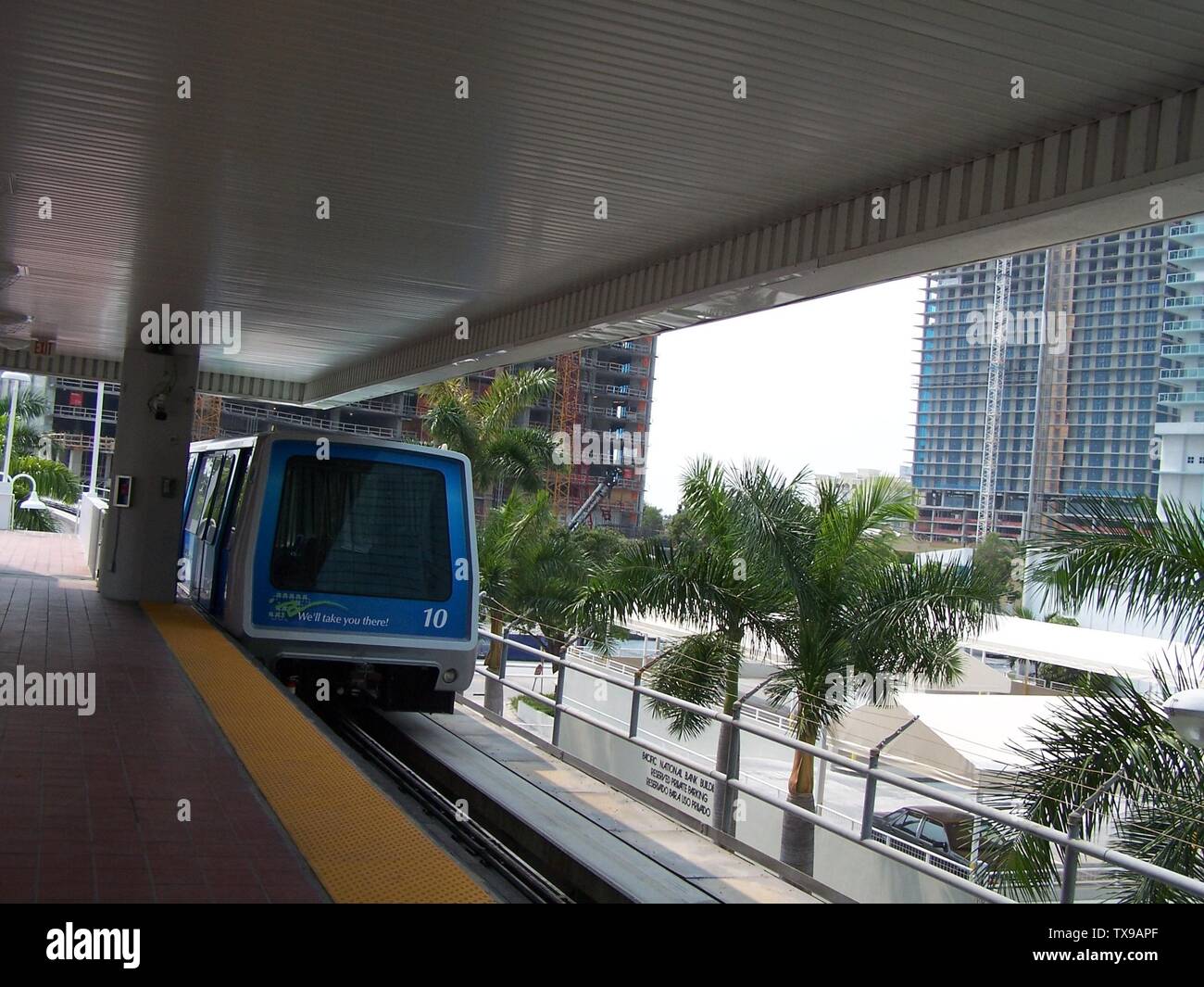Miami Metromover pulling into Brickell Station in downtown Miami.; 21 May 2007, 04:38; Copied from English pedia and renamed to avoid conflict over different files with same name in the two projects, original description was at http://en.pedia//Image:1001607.jpg; en:User:Miami92; Stock Photo