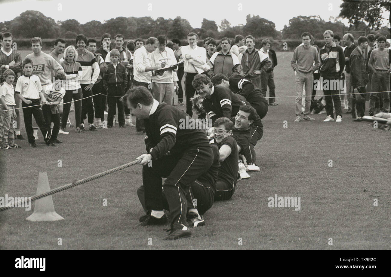 Tug of war team two pulling hires stock photography and images Alamy