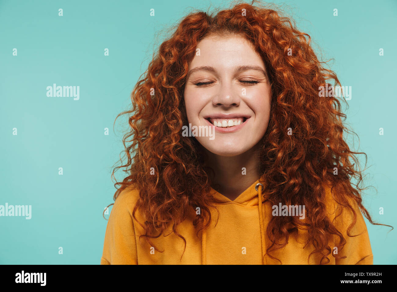 Photo Closeup Of Optimistic Woman 20s With Curly Ginger Hair