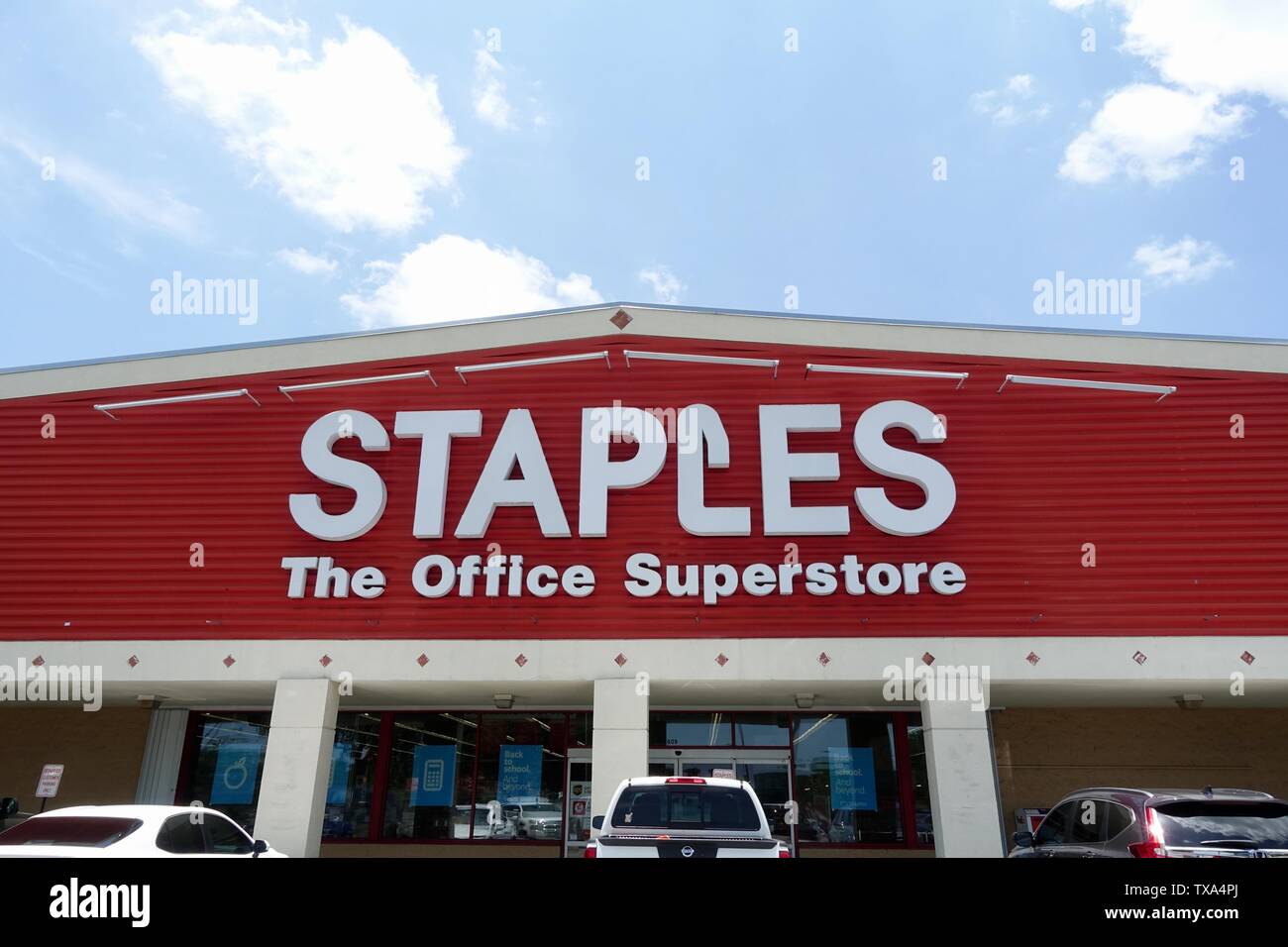 Ft. Pierce,FL/USA-6/23/19: An exterior view of a staples store. Staples Inc. is a Massachusetts-based office supplies and products retail company. Stock Photo