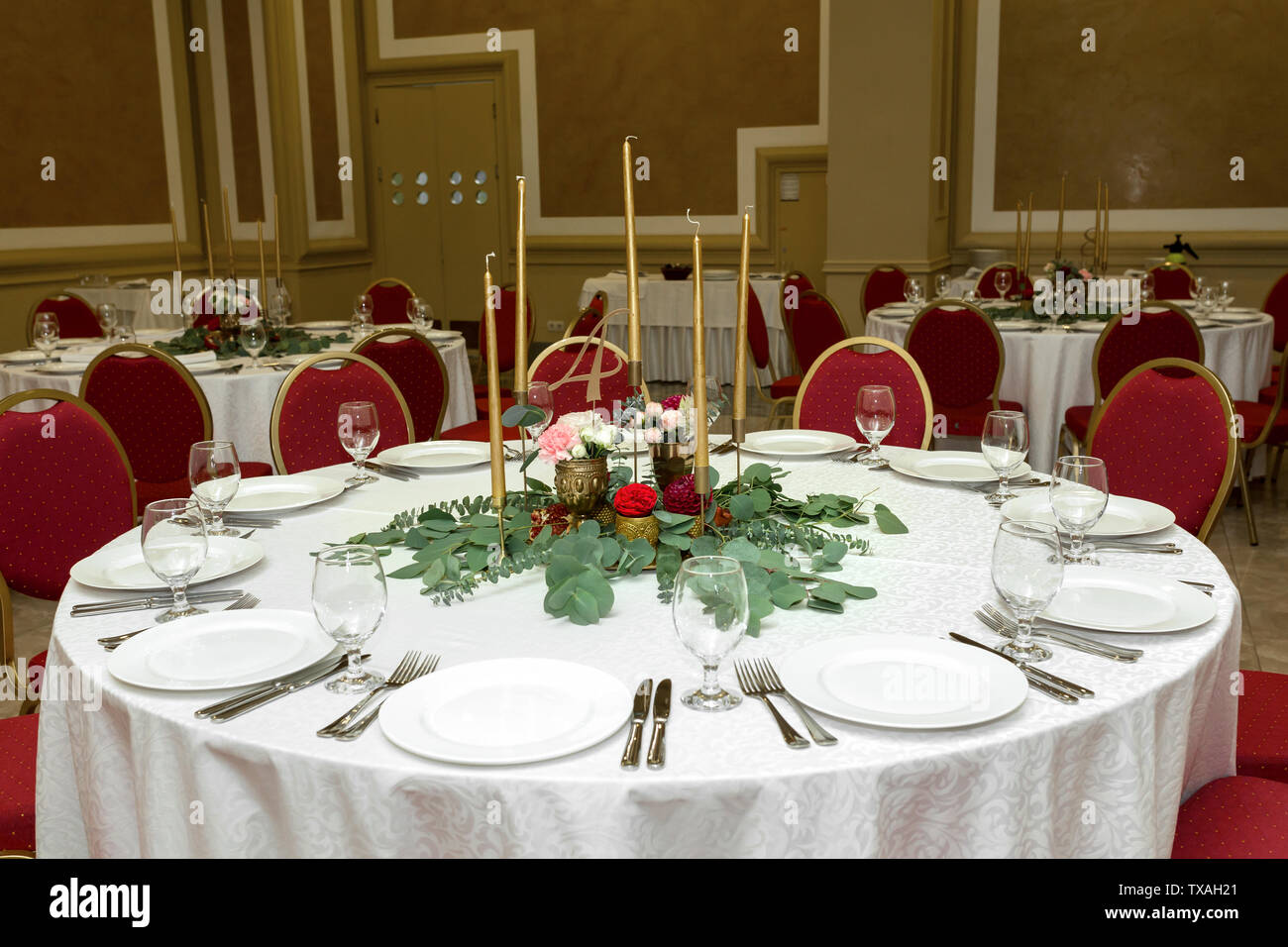 The Wedding Table Setting Is Decorated With Fresh Flowers In A