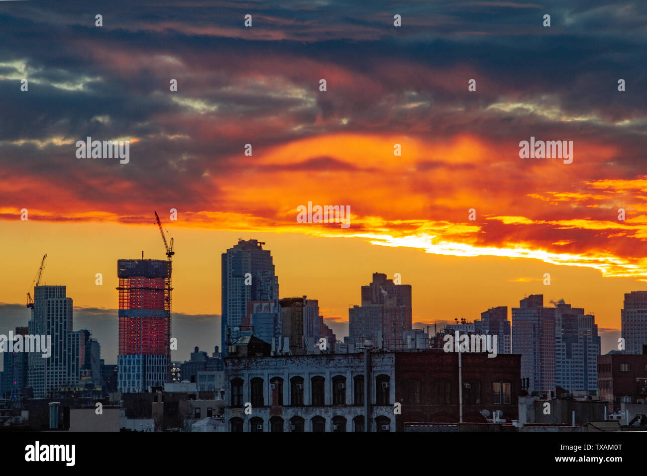 Lower manhattan skyline dusk clouds hi-res stock photography and images ...